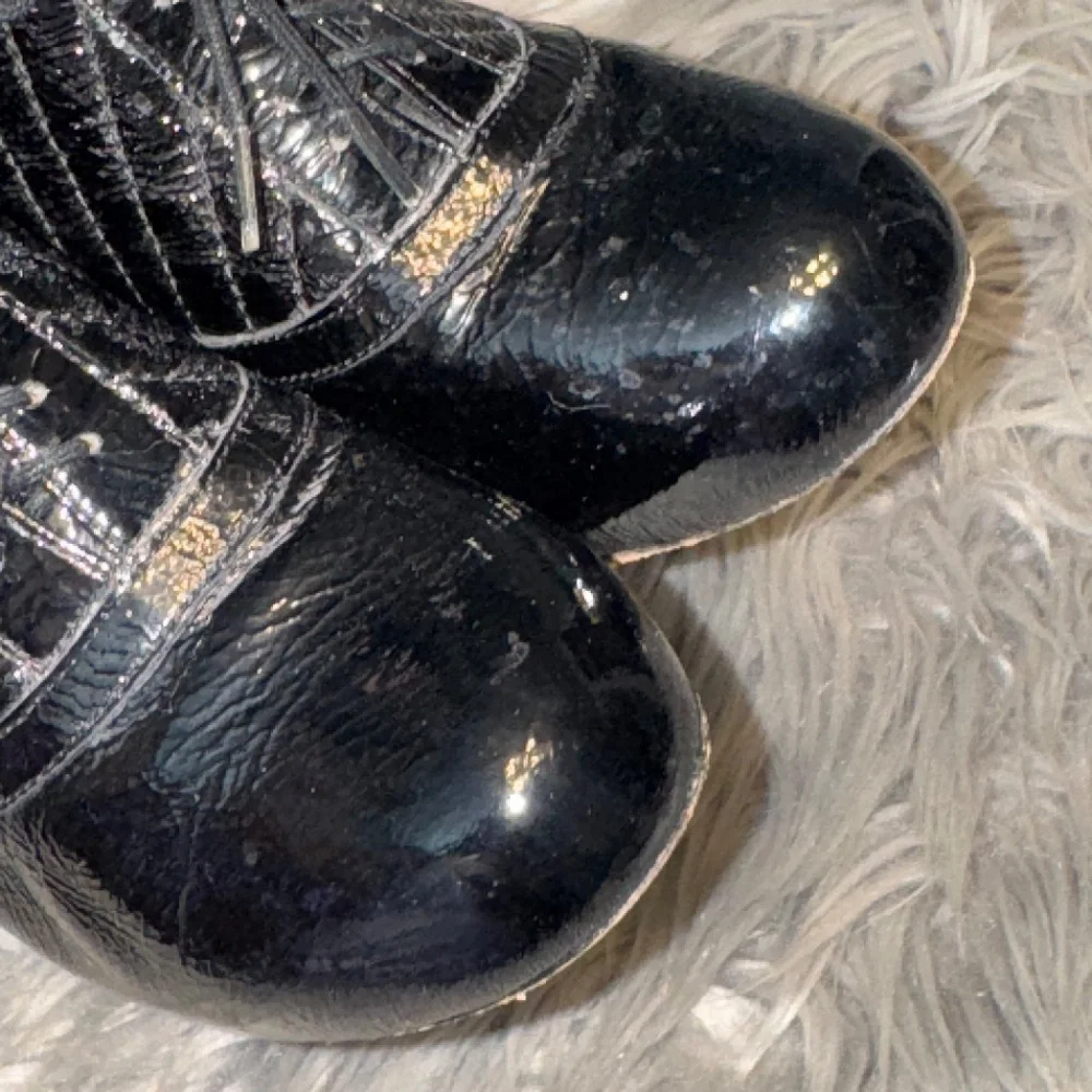 Cynthia Vincent Patent Leather Embossed Platform Heel Booties Size 7.5